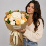 Букет из гортензии, роз и диантусов — вид 3